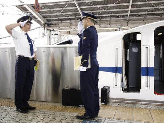 初めて「上着なし」に JR東海、接客制服25年ぶり一新（乗りものニュース）