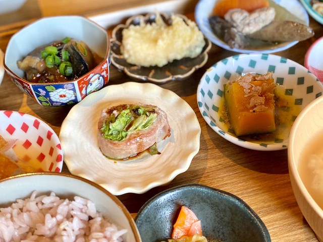 【名古屋市天白区】旬のおばんざいを楽しめる限定ランチ！「食堂はじめ。」10種の彩り小鉢がおすすめ（土庄雄平「名古屋深掘りチャンネル」）