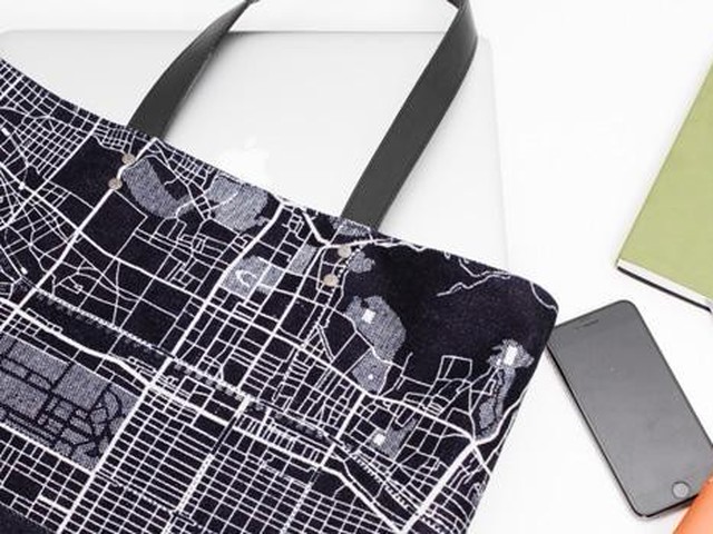 京都の地図をあしらった京小紋染めデニムトートが発売（Japaaan）