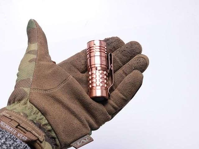 Gear Maniax #130] 小型＆銅製ボディに1800ルーメンのぶっ飛び系