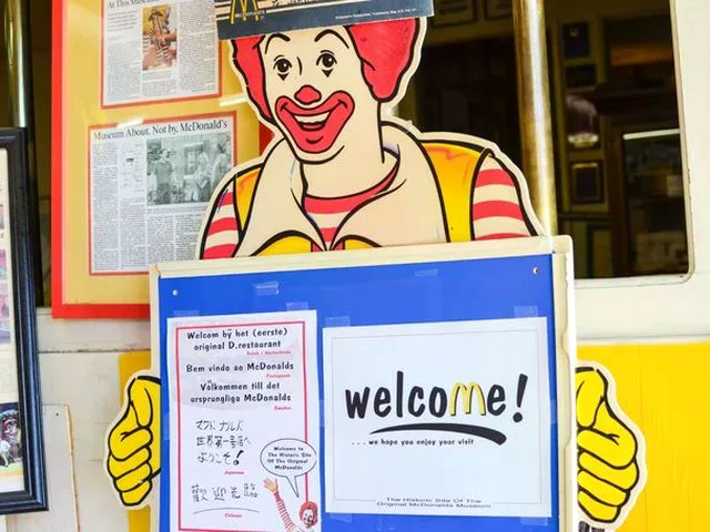 LA郊外にある「マクドナルド」の元祖というべきオリジナル店へ
