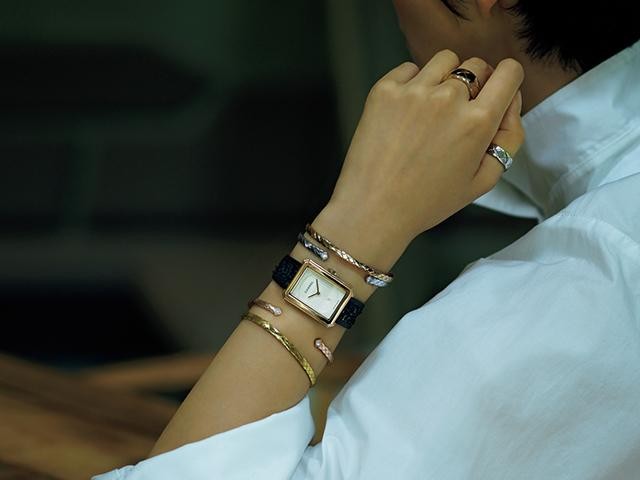 シンプルでつけやすい 重ね付けも◎ 印象的な手元CHANELバングル シンプルでつけやすい 重ね付けも◎ 印象的な手元CHANELバングル