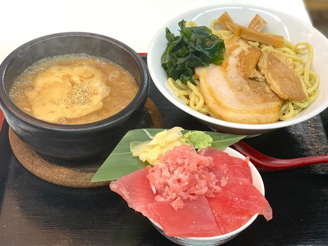 【名古屋市中村区】柳橋中央市場「魚介つけ麺 うねり」魚介つけ麺ハーフまぐろ丼が驚愕のコスパと旨さ（土庄雄平「名古屋深掘りチャンネル」）