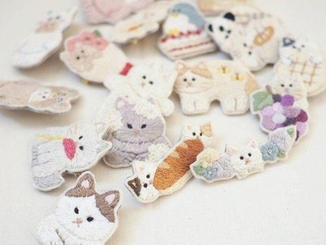 着けるだけでなく、見ても楽しめる 猫の刺繍ブローチ♡（ねこの