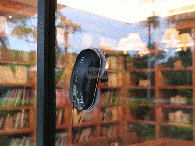 大きな窓も10分でピカピカにする自動窓拭きロボット掃除機「HOBOT-388