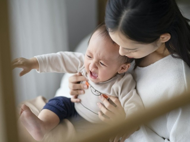 赤ちゃんが反るのはなぜ？原因や対処法を解説（ママリ-mamari-）