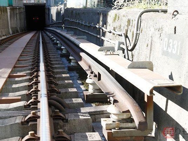 上に電線がないのに電車が走る「サードレール方式」の利点（乗り