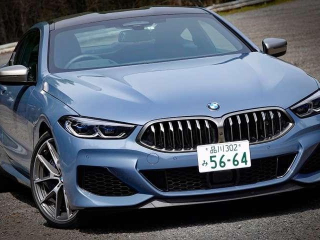 スポーツカー シルバー/ブルー クーペ 見た目にダマされるなよ！優雅なクーペと思いきやBMW「8シリーズ」は