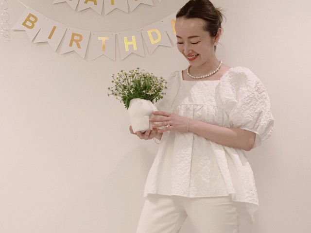 翁安芸さんの「白ブラウス×スウェット」おうちコーデ（25ans（ヴァンサンカン））