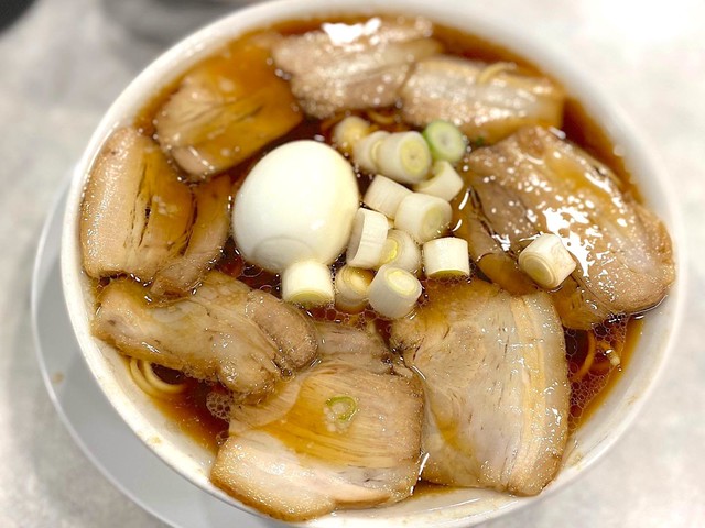【名古屋市中区】丸の内の「濃厚中華そば 佐とう」チャーシュー花開く、たまり醤油が濃厚な渾身の一杯（土庄雄平「名古屋深掘りチャンネル」）