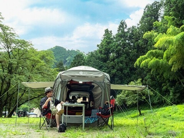 愛車が理想の別荘に！日&雨よけ付きで車に繋げるテント「Carlock（カーロック）」（MADURO ONLINE）