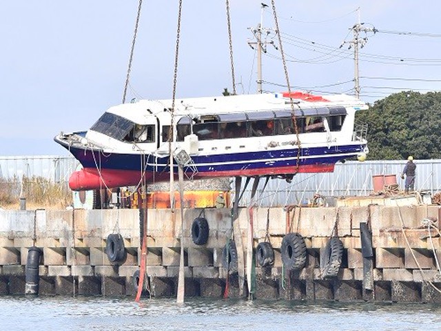 与島沖の沈没船 岸壁横の陸地に引き揚げ（四国新聞）