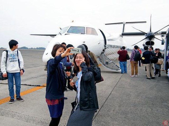 JALUX 1/100 JAC DHC8-Q400 エコ・ハッピーターン号 Review: Japan Air Commuter Dash 8 Q400 from Kagoshima to