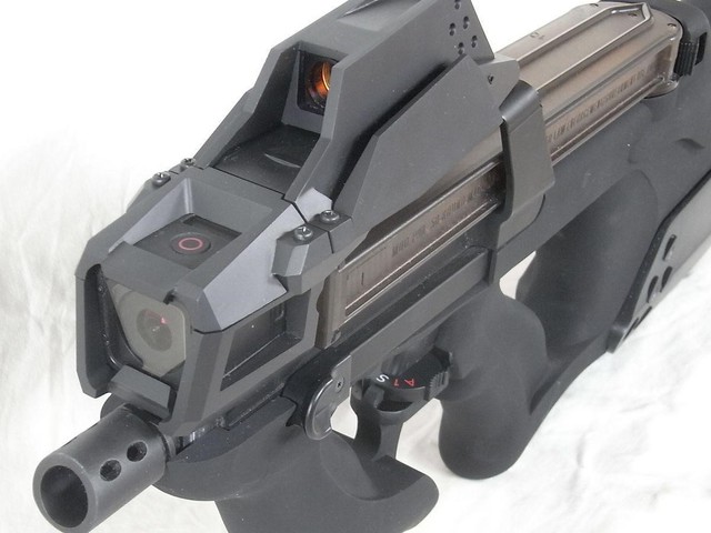 FN P90をリファインした14丁しかないエアガンがカッコ良い（アスキー）