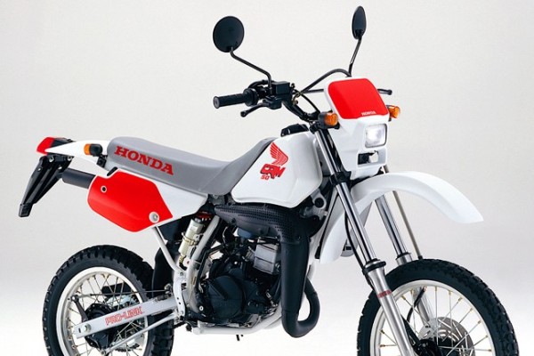 水冷2サイクル7.2PS、6速ミッション駆動！80年代に登場したホンダの50ccクラス最強のオフロードバイク「CRM50」（＠DIME）