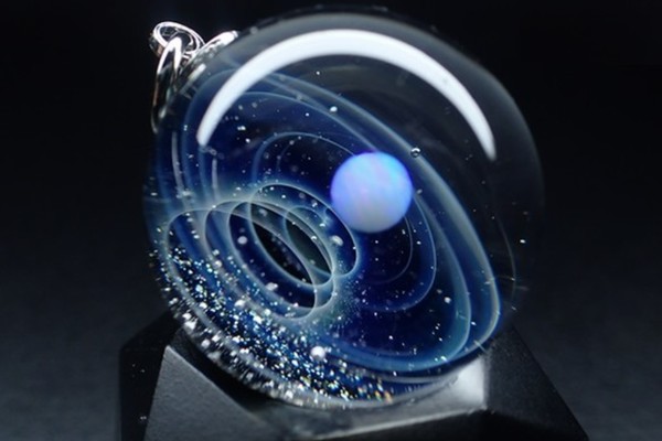 見る角度によって変わる表情が神秘的！ガラスの中に宇宙を詰め込んだ