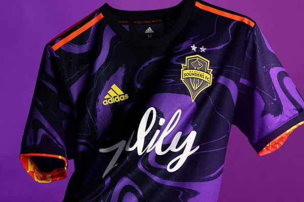 MLSシアトル、「伝説のロックギタリスト」を称える2021新ユニフォーム