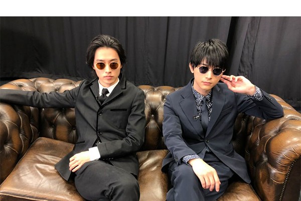 吉沢亮と山﨑賢人、サングラスにスーツ姿のクール2ショット公開に