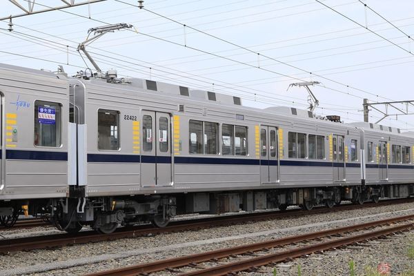 電車のパンタグラフ「ひし形」が「く」の字に コストだけではない普及の理由（乗りものニュース）