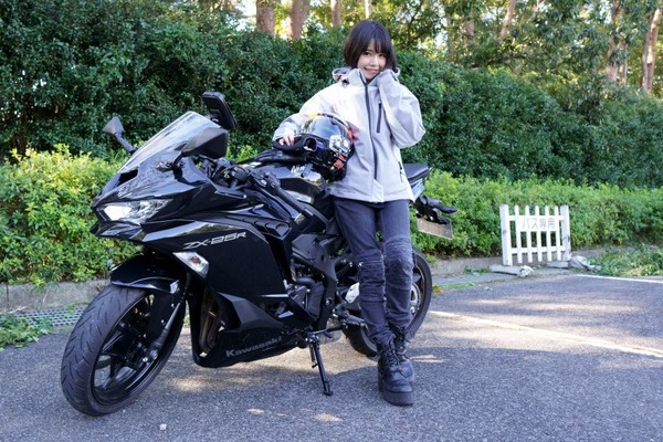 バイク女子・美環、Ninja ZX-25Rに乗って忍者の修行をしにいく（アスキー）