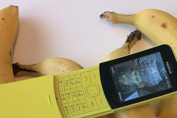 復刻で話題の“バナナフォン”「Nokia 8110 4G」を衝動買い（アスキー）