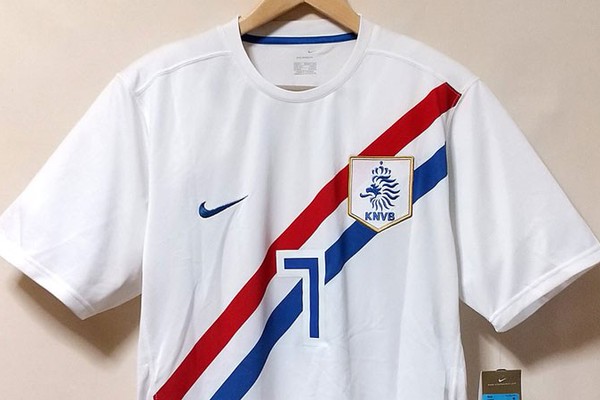 オランダ代表、100年前のストライプが復活した「2006年W杯ユニフォーム