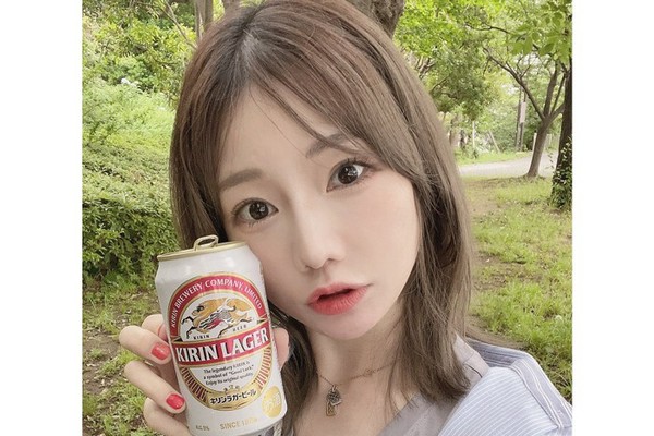 SILENT SIREN 山内あいな、お酒片手にベースを弾く生配信開催！「お酒