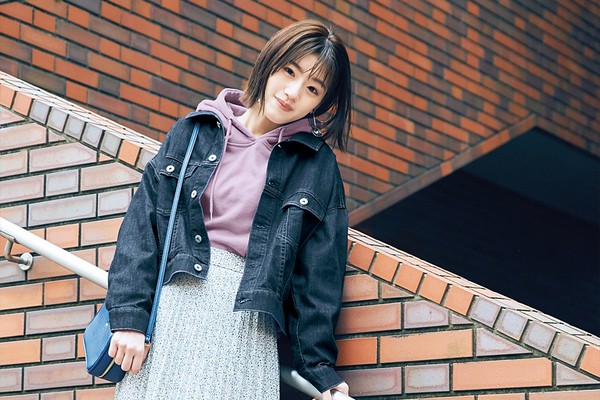 フーディ×スカートコーデ スカートを使った「フーディー」の人気ファッション