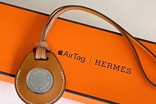 アップル×エルメス「AirTag Hermès」見つからない探しものを追跡
