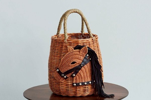 ラドロー（LUDLOW）の馬モチーフのかごバッグ「ホースバスケット」は 