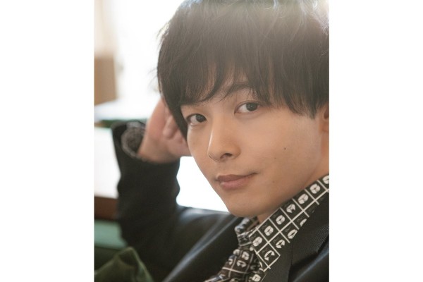 中村倫也、黒スーツ姿でその微笑みは反則でしょ!!!♡ 質問へのお茶目な 