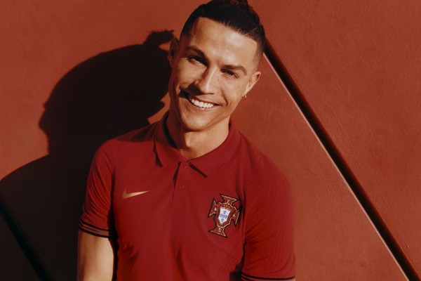 ポルトガル代表、EURO2020に向け「エレガントな」新ユニフォームを発表