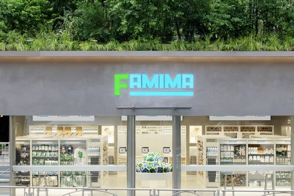 ファミマ」のデニムジャケットも！NIGO®︎氏とタッグを組んだ『FAMIMA