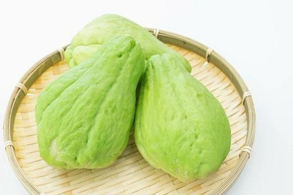 秋が旬の『ハヤトウリ』ってどんな野菜？忘れがちな下処理の方法とは（オリーブオイルをひとまわしニュース）