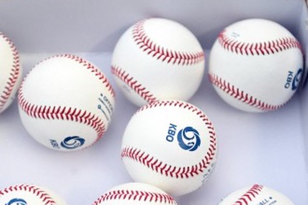 韓国プロ野球 KBOリーグ 実使用試合球40周年記念ボールも1球