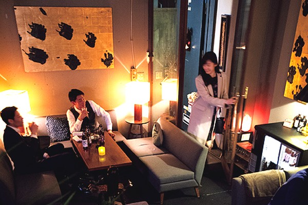 艶やかな金曜夜に「ソファのあるバー」はハズせない！大人の男女が行く