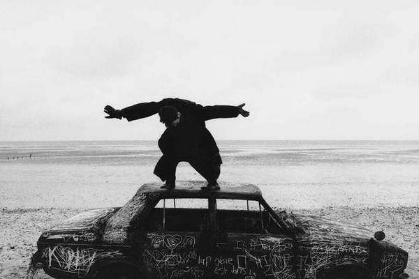 The 1975、ニュー・アルバムの邦題は『外国語での言葉遊び』（BARKS）