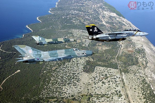 Amazon | AMER 中国空軍 J-7 戦闘機 MiG-21 1:72 ダイキャスト