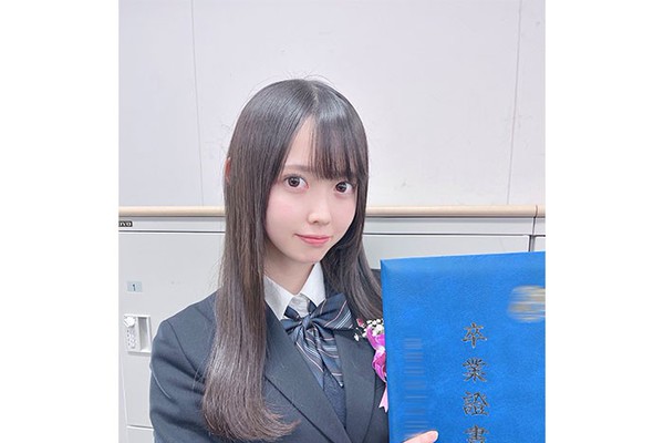 ラストアイドル 松本ももな、高校卒業報告でラスト制服を披露
