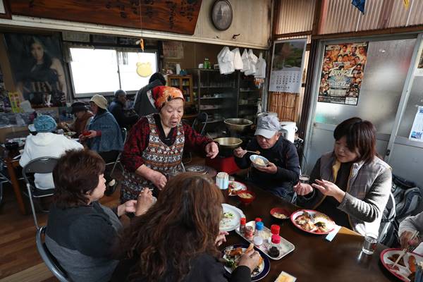 500円食べ放題！赤字前提の食堂「はっちゃんショップ」（女性自身）