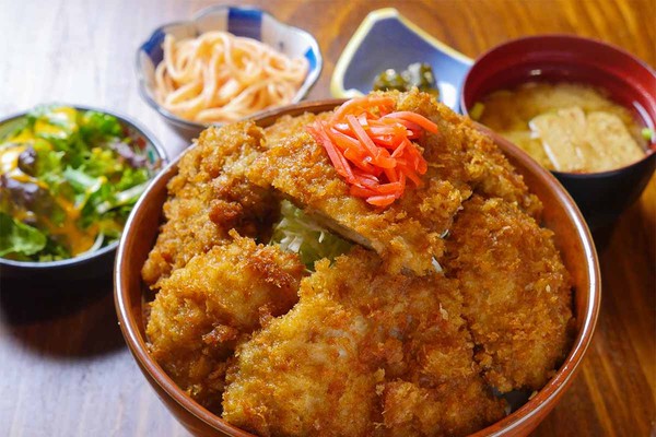 金襴手 絢爛豪華 三ツ丼 約1.2kgのカツ丼！『ごちそう家ぽん太 八丁堀店』で「ソースカツ丼（大