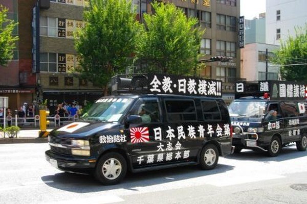 右翼街宣車トラック