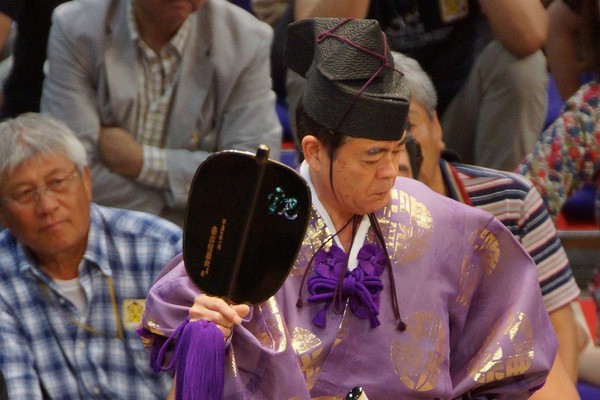 大相撲の行司のかけ声「はっけよい のこった」にはどういう意味